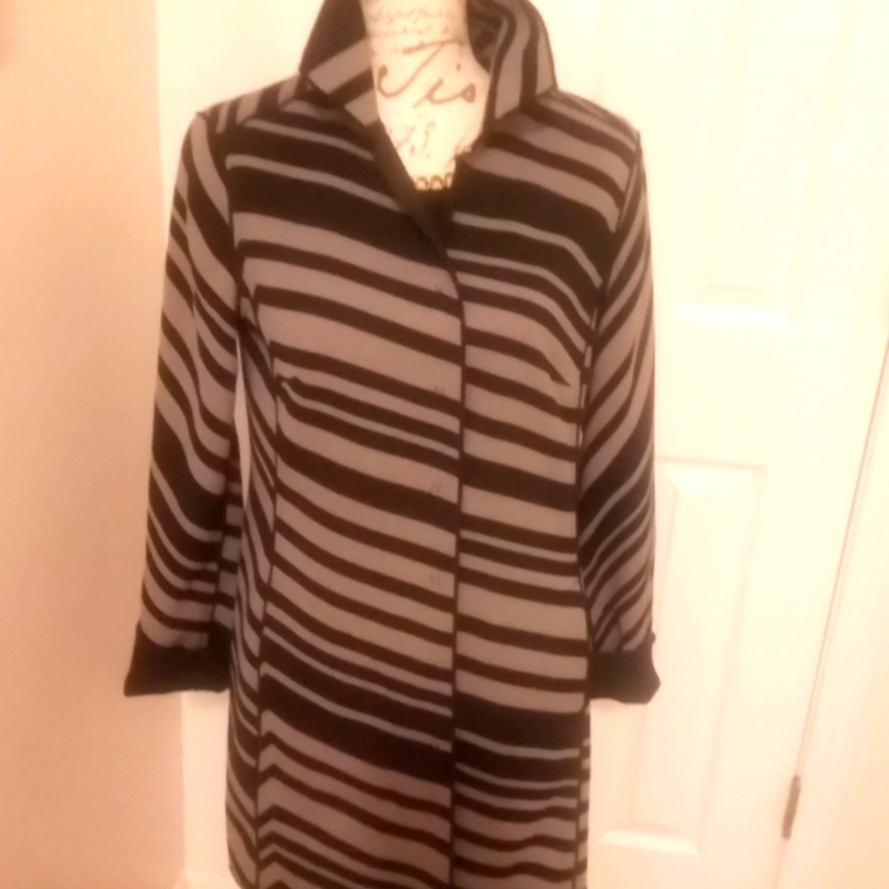 Reversible 2 STUNNING LOOKS IN A  SMALL LIGHTWEIGHT  CLASSIC STYLE jacket.